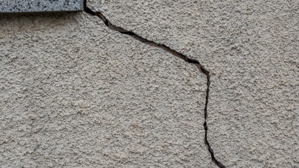 Cracked wall render: an example of a construction defect.